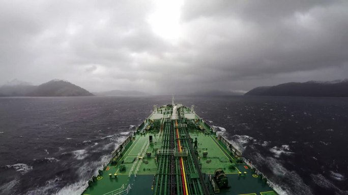 穿越麦哲伦海峡的油轮遭遇极端天气