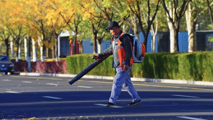 环卫工人吹扫落叶   扫树叶 秋叶