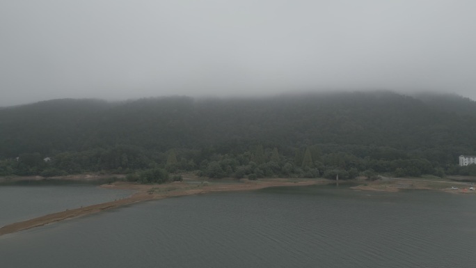 雨雾中穿梭航拍湖边群山（灰度视频可调色）