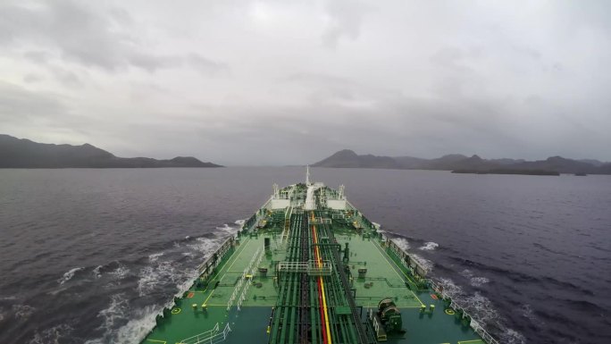 穿越麦哲伦海峡的延时油轮遭遇极端天气