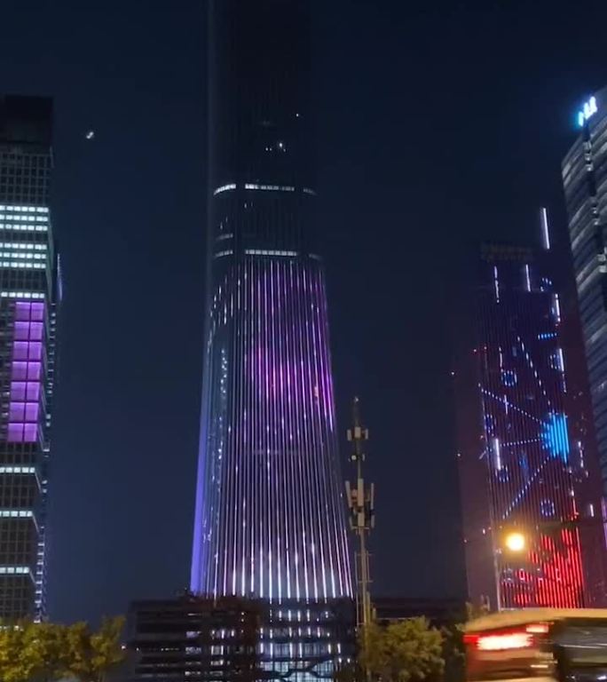 都市夜景：璀璨摩天大楼与繁忙街道