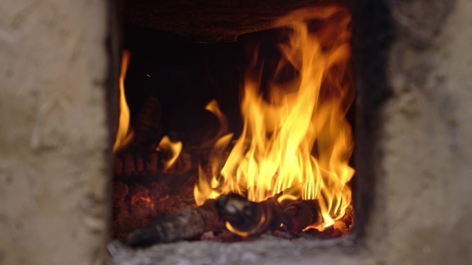 炉灶里燃烧的柴火