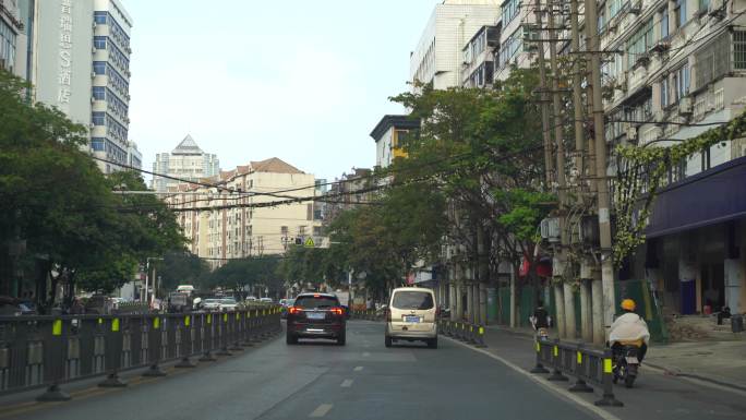 汽车行驶在城市道路车流交通车辆车窗外风景