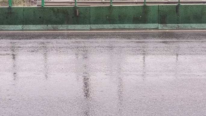 雨中车流 公路上行驶的货车 雨天开车