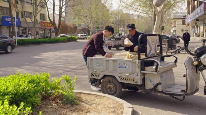 拖车三轮车在街上卖豆腐的老人