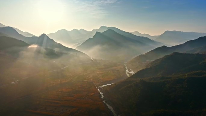 有晨雾的山谷自然风景