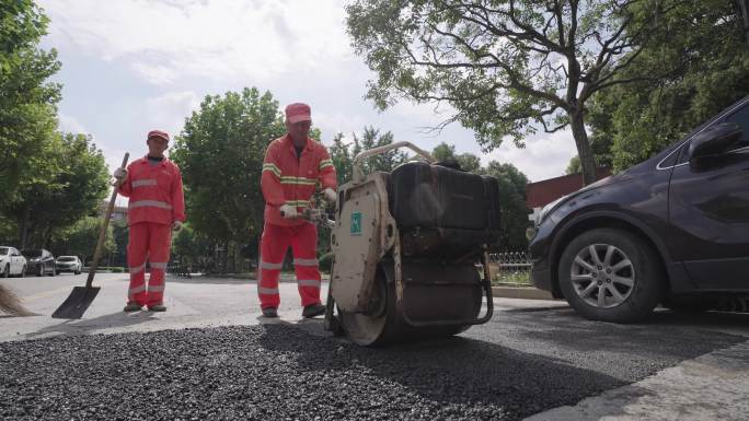 道路修复 铺设柏油马路 工人