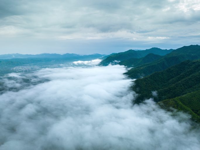 大山乡村雨后云雾缭绕延时4k