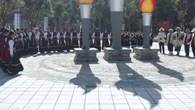云南丽江节庆日纳西族在广场载歌载舞航拍