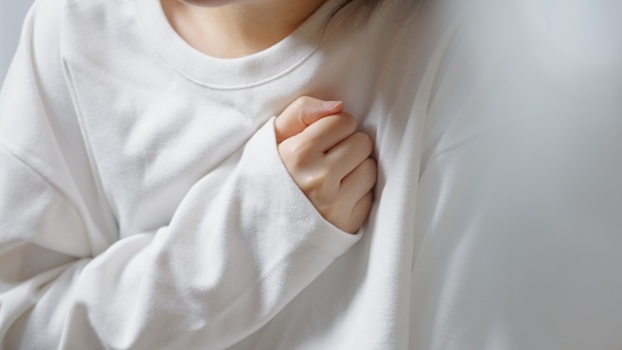 女人心脏病发作胸痛心绞痛