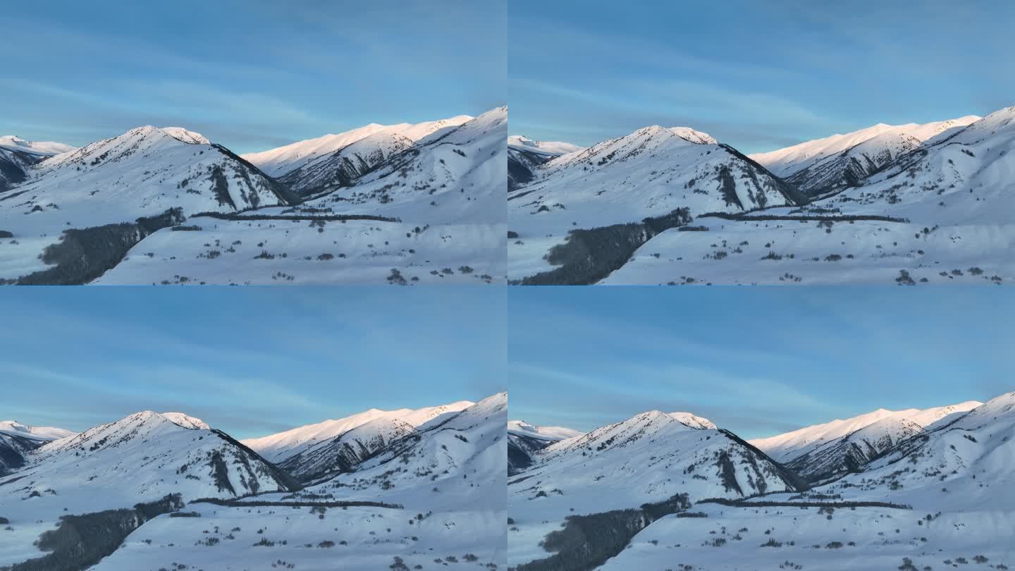 新疆阿勒泰地区禾木风景区雪山自然风光