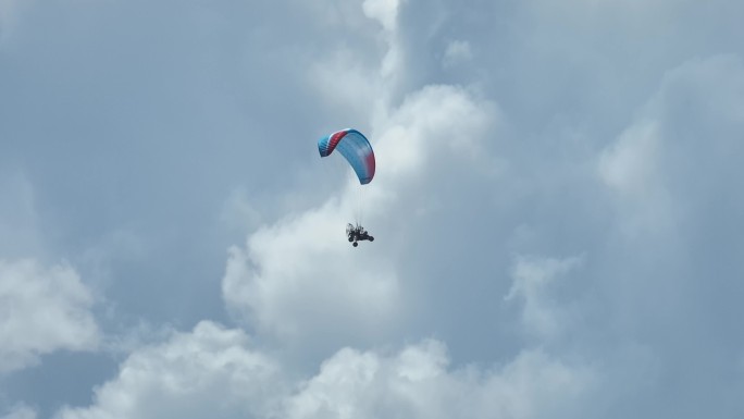 动力伞在云间翱翔