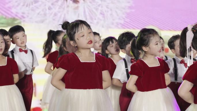幼儿园合唱表演