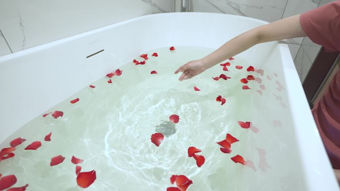 美女 浴缸 玫瑰花瓣
