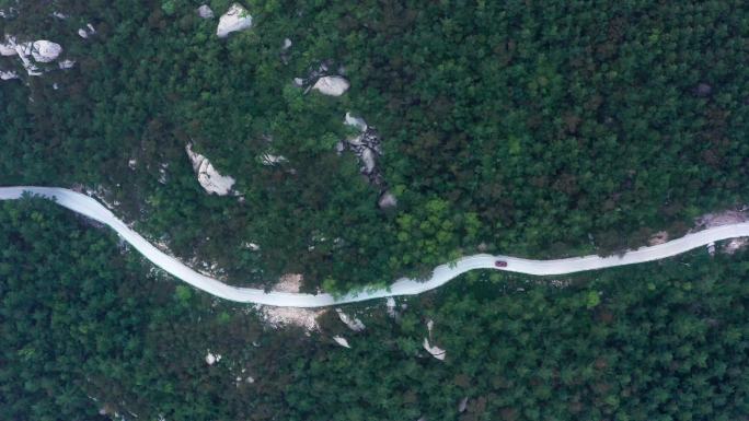 汽车行驶在山路山间行驶