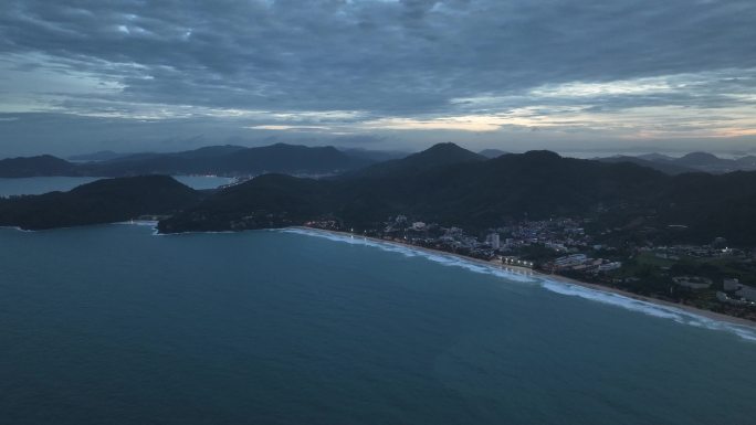 航拍泰国普吉岛卡伦海滩地区城镇日出风光