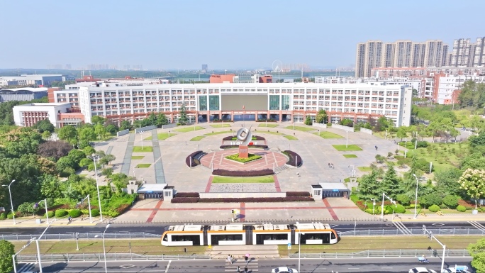 【45元】武汉商学院与车都有轨电车同框