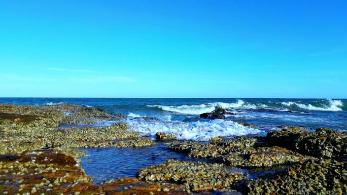 浪花拍打海岸礁石