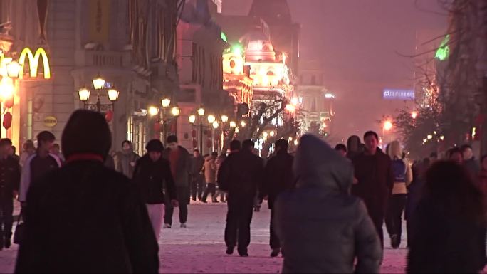 哈尔滨 中央大街雪景  行人  夜景