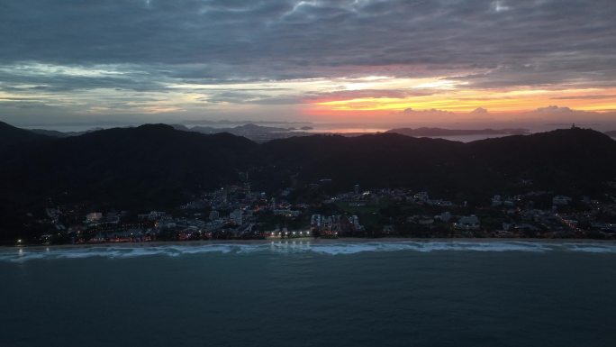 航拍泰国普吉岛卡伦海滩地区城镇日出风光