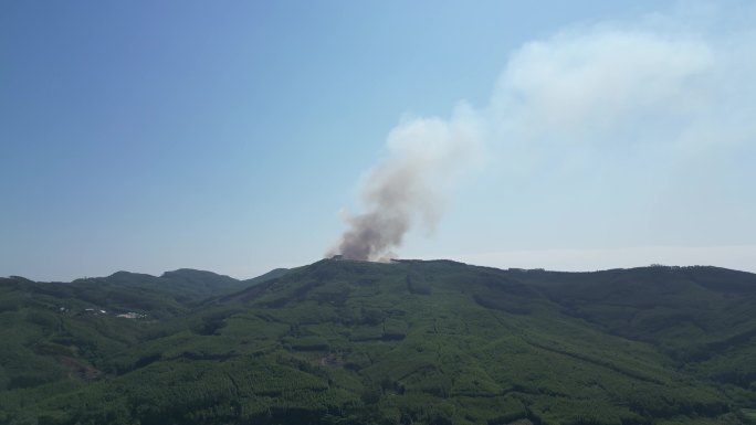 远山 山顶 浓烟