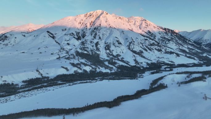 新疆阿勒泰地区禾木风景区雪山自然风光