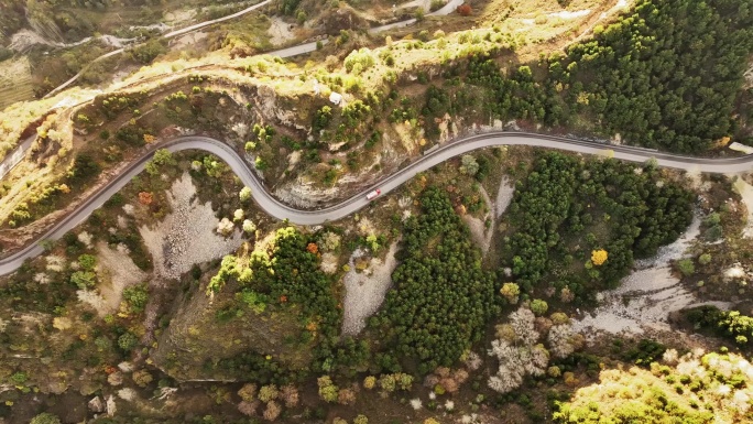 盘山公路上的货运卡车