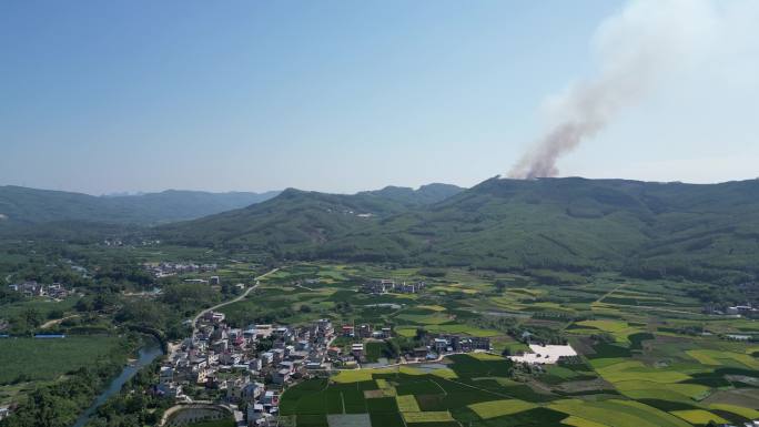 山头浓烟