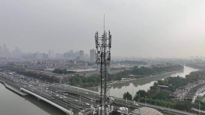南京城市上空的信号塔信号基站