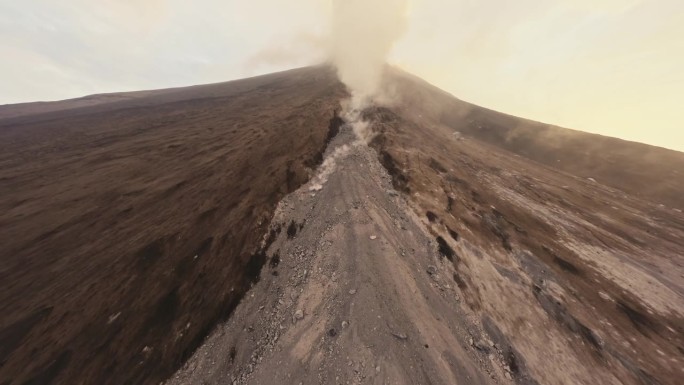 鸟瞰图接近喷发的火山高峰，伴随着烟雾和落石的灾难爆炸