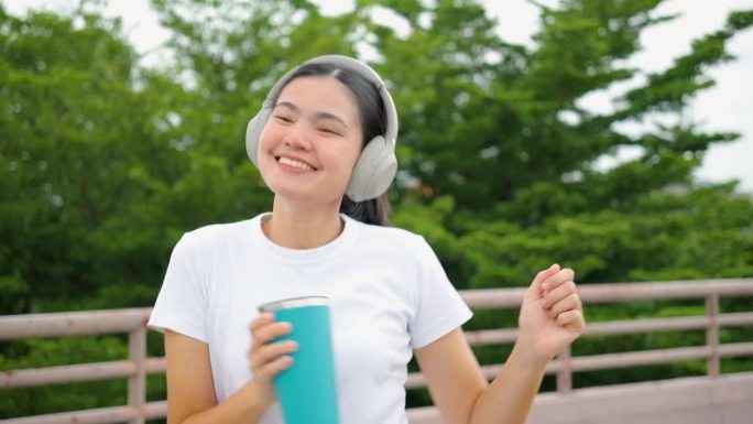 听音乐的亚洲女性听歌开心