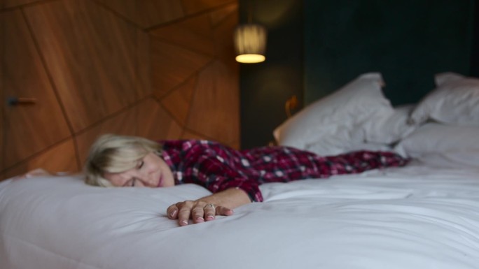 洁白的床单睡眠质量失眠多梦老人住宾馆