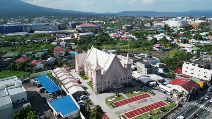 菲律宾阿尔拜省黎牙实比市黎萨尔大道上的基督教堂。空中拍摄