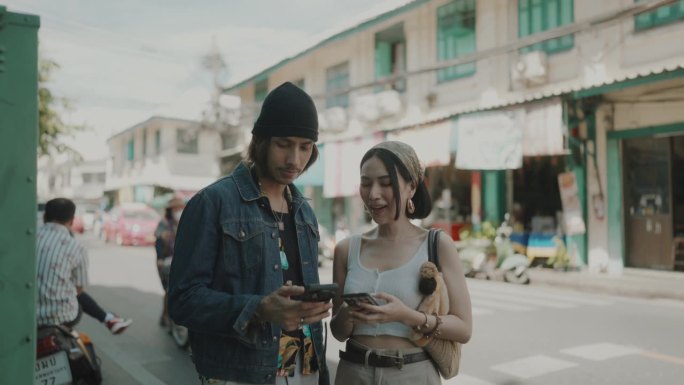探索古城的魅力:亚洲夫妇在曼谷历史街区的浪漫漫步。