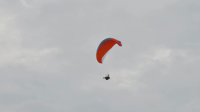 高空滑翔伞阴天玩滑翔伞