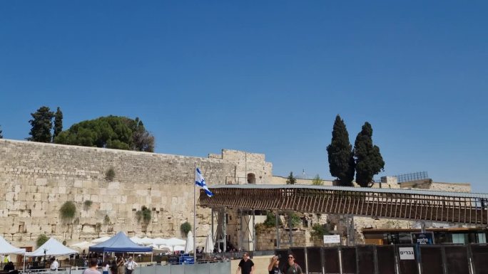 耶路撒冷圣殿山西墙前飘扬的以色列国旗