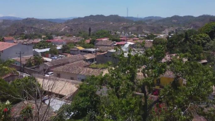 低空显示古色古香的城镇街道，格拉西亚斯，洪都拉斯的建筑