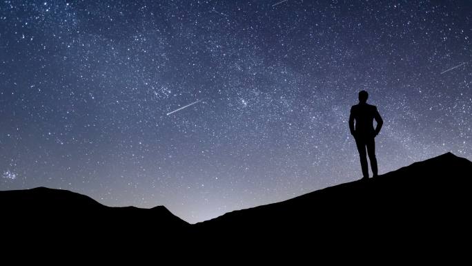 成功人士站在山顶仰望星空延时摄影