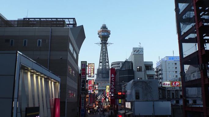 日本，大阪:夕阳下新sekai地区的延时拍摄。