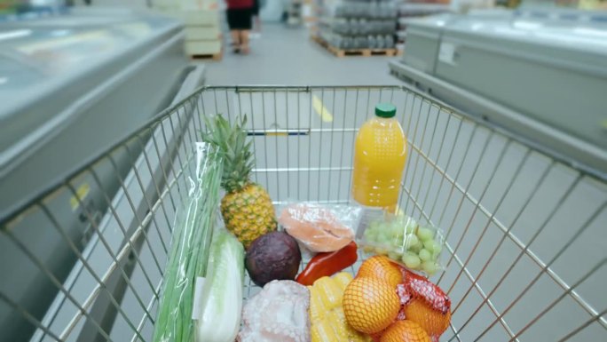 在超市购物，把购物车装满食品杂货，超级延时