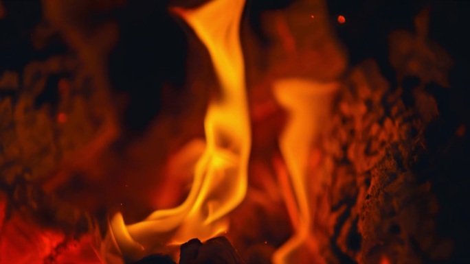 火焰在壁炉中爆发火苗火舌火光火花炭火木柴