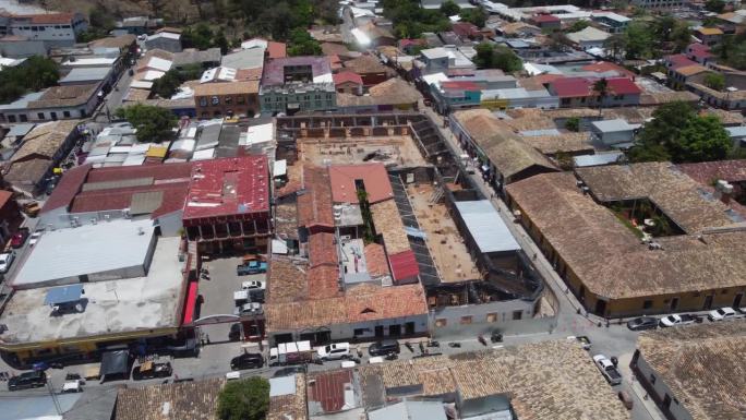 航拍:洪都拉斯格拉西亚斯小镇的屋顶和街道交通