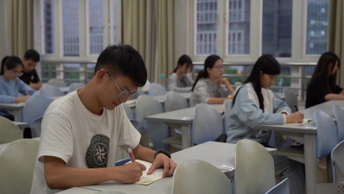 大学生 看书 学习 校园生活 校园环境