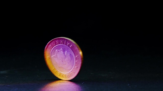 一枚土耳其里拉硬币在黑色背景上旋转。宏。缓慢的运动。土耳其的金融体系。土耳其货币汇率正在下跌。里拉的