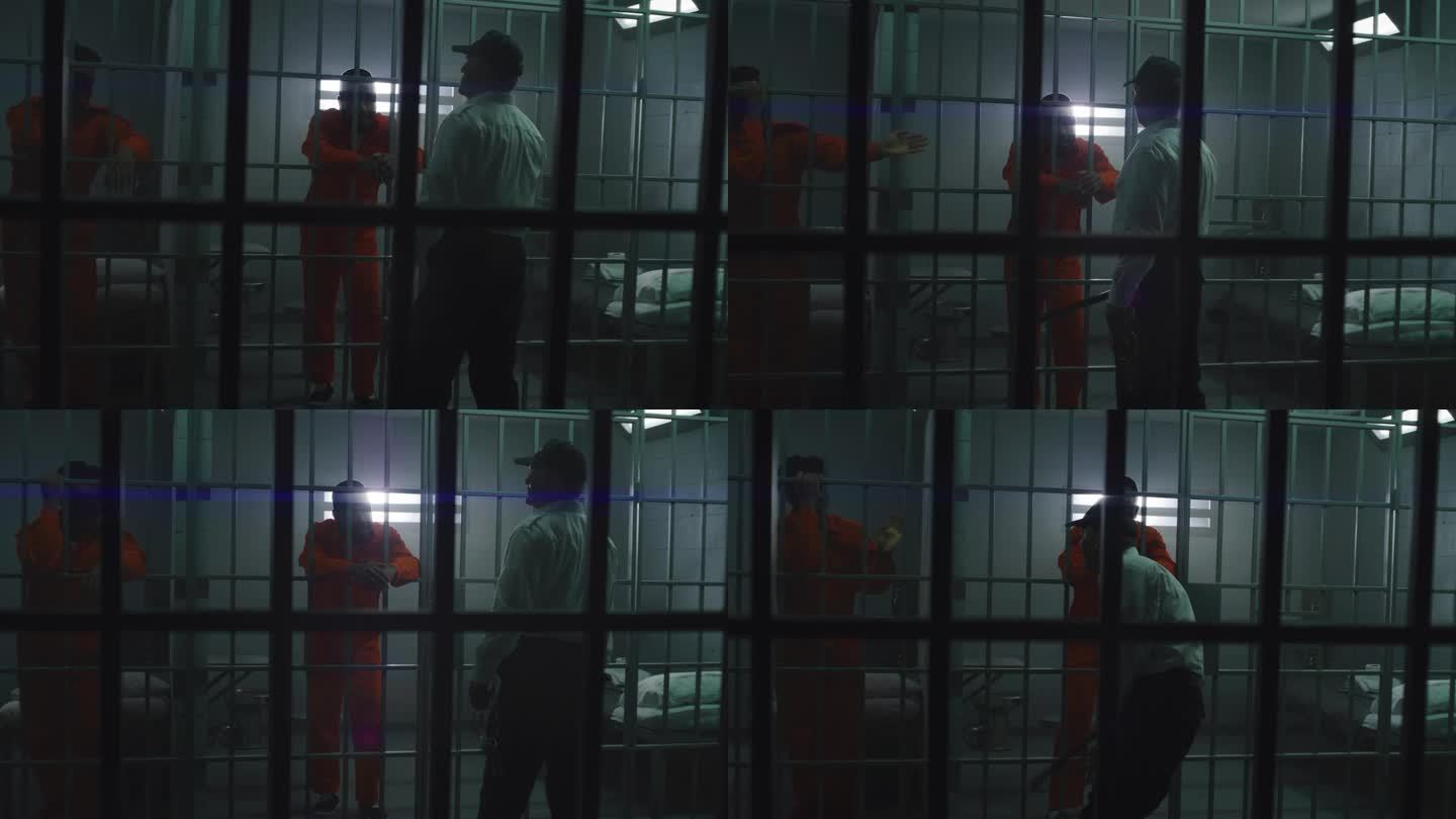 手持警棍的狱卒站在牢房前