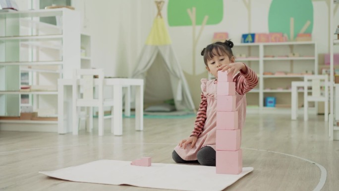 幼儿园女生混搭粉色塔，学习三维大小的概念