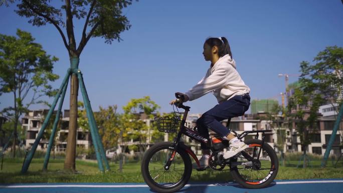 骑车 小女孩 公园骑车 骑自行车 骑车