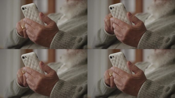 爷爷的手在用智能手机