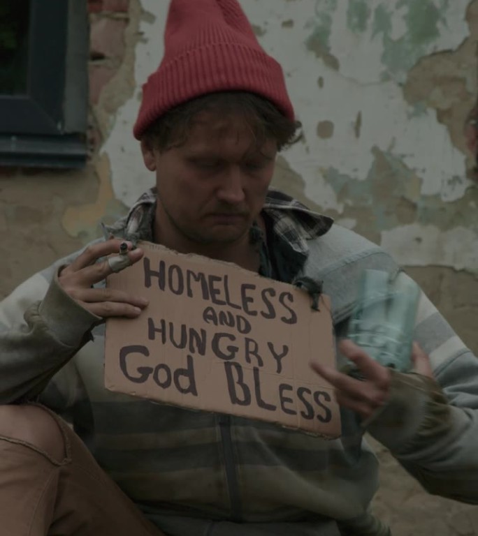 衣衫褴褛的乞丐要求人们给他钱
