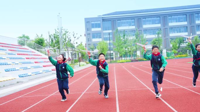 4K学生操场飞机奔跑